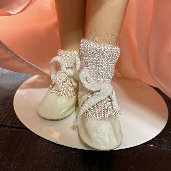 Gorgeous Vintage Southern Belle Doll On Stand! - Picture 12 of 14